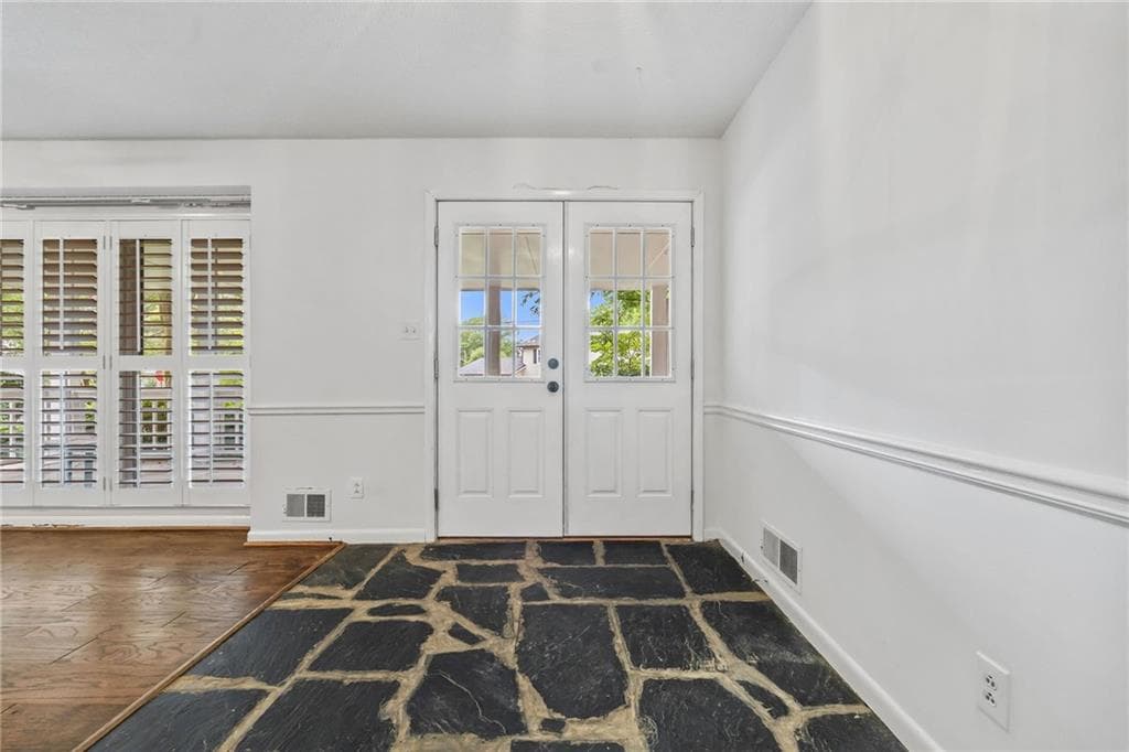 3 bedroom, 2 bathroom, 2,001 sq ft single family residence for sale at 2831 Georgian Terrace, Marietta, GA 30068 — photo 10