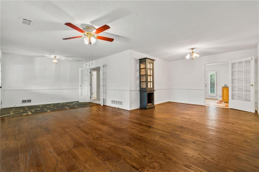 3 bedroom, 2 bathroom, 2,001 sq ft single family residence for sale at 2831 Georgian Terrace, Marietta, GA 30068 — photo 3