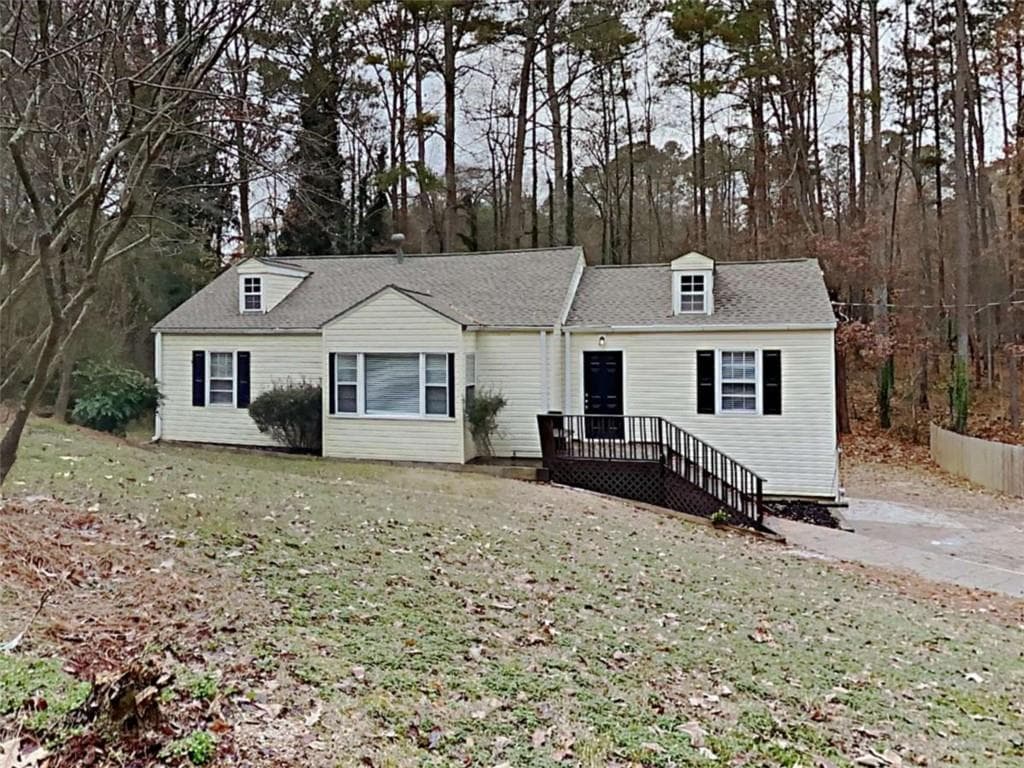 3 bedroom, 2 bathroom, 1,404 sq ft single family residence under contract at 2004 Vicksburg Trail, Woodstock, GA 30189