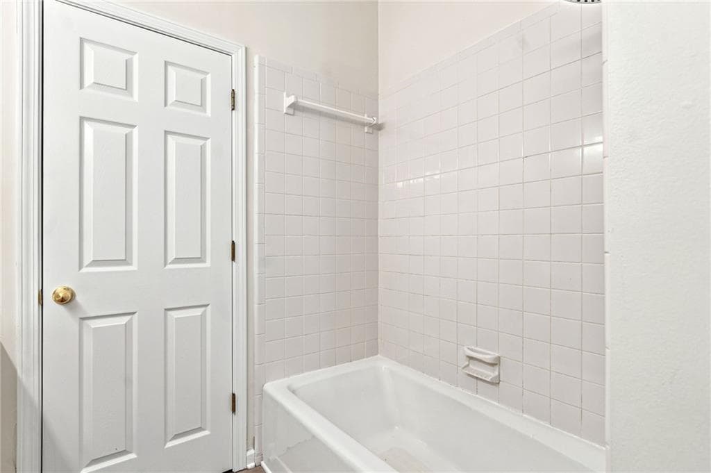 6 bedroom, 4 bathroom, 3,740 sq ft single family residence for sale at 1039 Avery Creek Drive, Woodstock, GA 30188 — photo 7