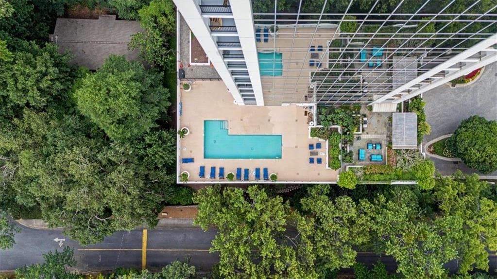 2 bedroom, 2 bathroom, 1,371 sq ft condominium for sale at 2828 Peachtree Road 802, Atlanta, GA 30305 — photo 2