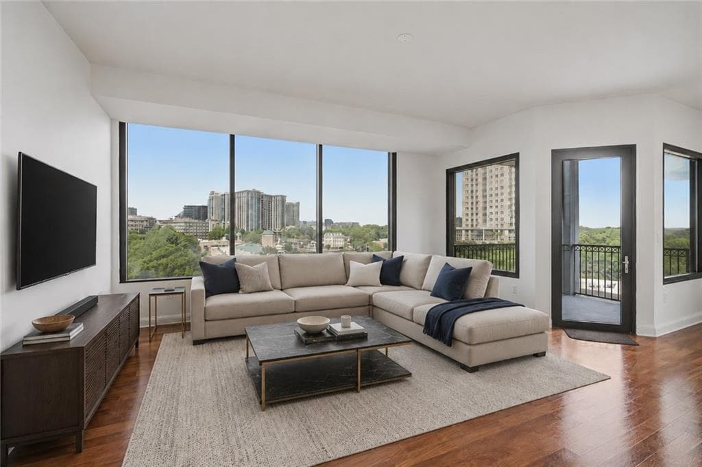 2 bedroom, 2 bathroom, 1,371 sq ft condominium for sale at 2828 Peachtree Road 802, Atlanta, GA 30305 — photo 3