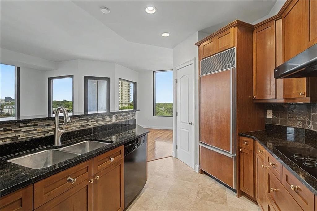 2 bedroom, 2 bathroom, 1,371 sq ft condominium for sale at 2828 Peachtree Road 802, Atlanta, GA 30305 — photo 5