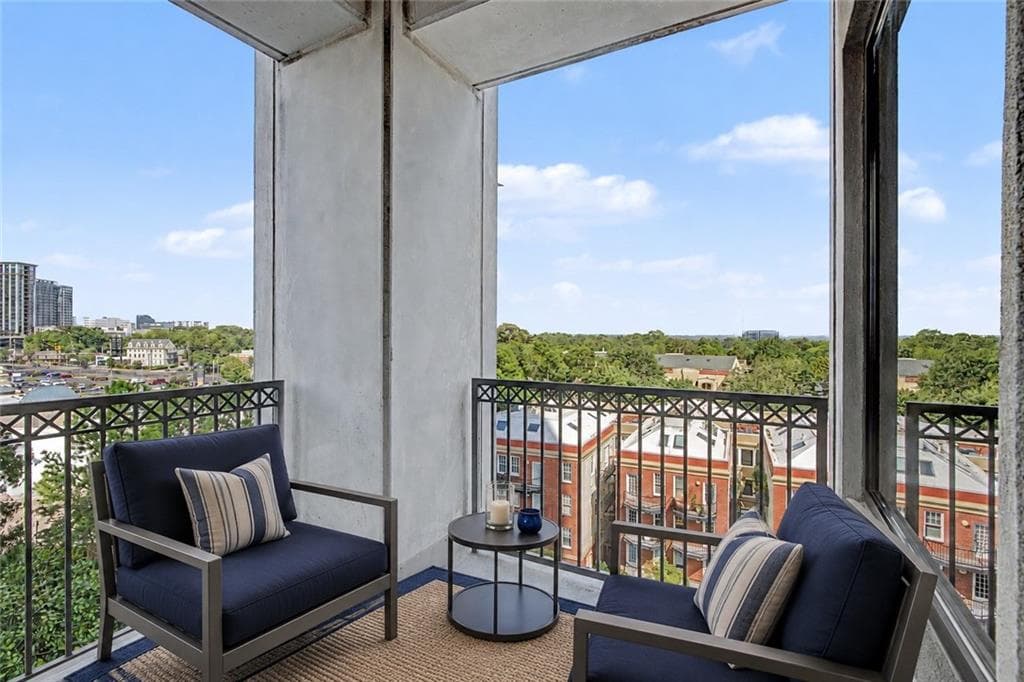 2 bedroom, 2 bathroom, 1,371 sq ft condominium for sale at 2828 Peachtree Road 802, Atlanta, GA 30305 — photo 6