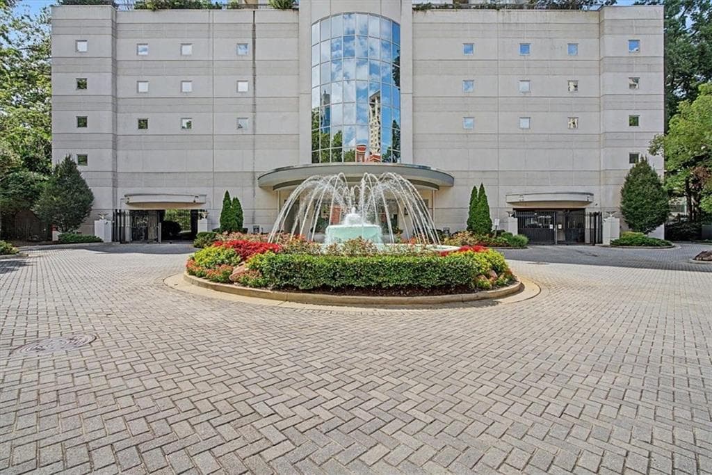 2 bedroom, 2 bathroom, 1,371 sq ft condominium for sale at 2828 Peachtree Road 802, Atlanta, GA 30305 — photo 8
