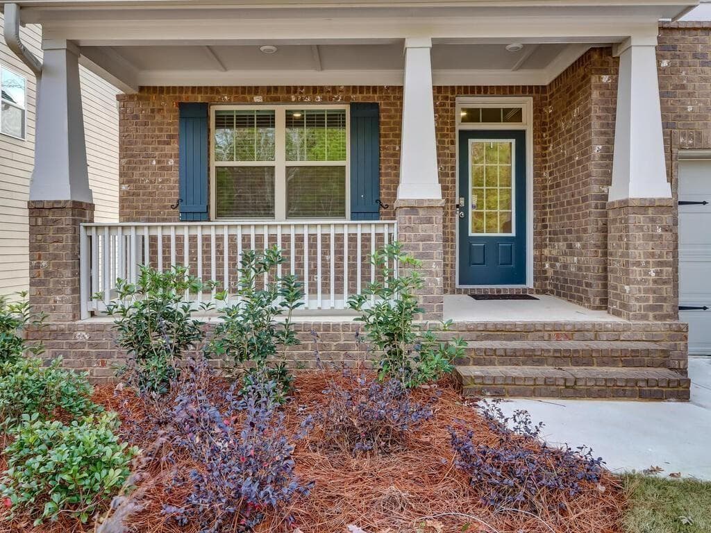 5 bedroom, 3 bathroom, 2,535 sq ft single family residence for sale at 7019 Blackbird Court, Flowery Branch, GA 30542 — photo 2