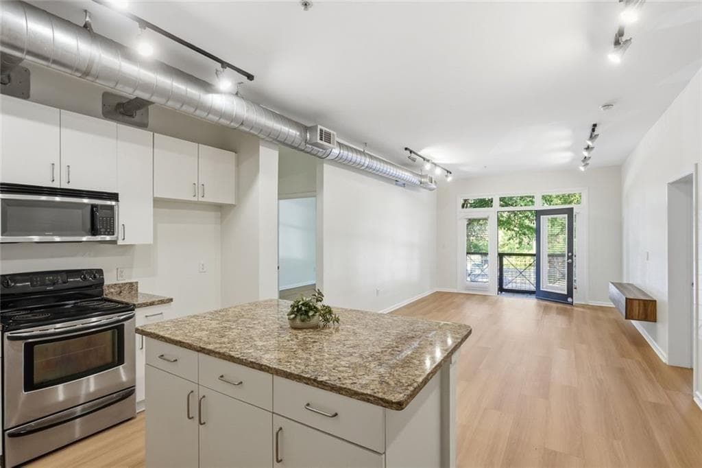 2 bedroom, 2 bathroom, 1,178 sq ft condominium for sale at 5300 Peachtree Road 1204, Atlanta, GA 30341 — photo 4
