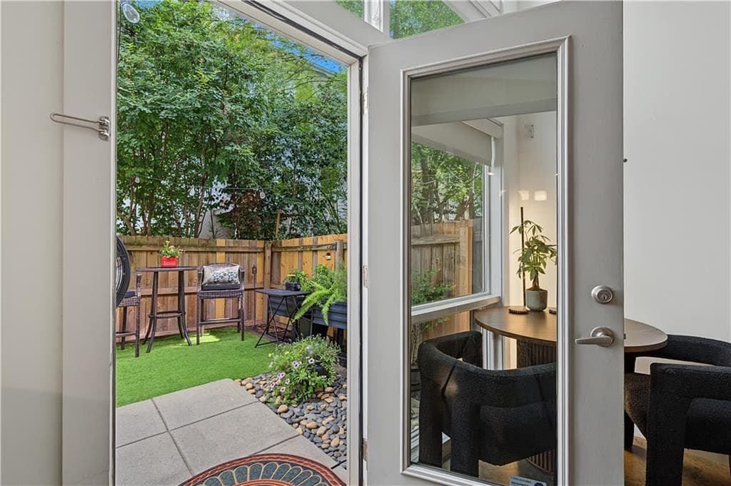 2 bedroom, 2 bathroom, 1,263 sq ft townhouse under contract at 1213 Van Allen Mews  NW, Atlanta, GA 30318 — photo 6