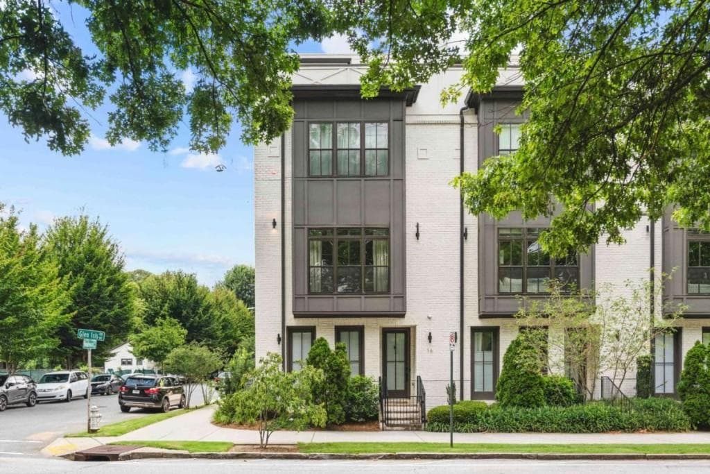 3 bedroom, 4 bathroom, 2,811 sq ft townhouse for sale at 574 Boulevard Place 16, Atlanta, GA 30308 — photo 1 of 41