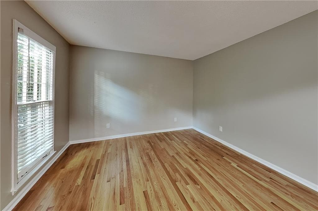 4 bedroom, 3 bathroom, 2,550 sq ft single family residence for rent at 4241 Glenforest Way, Roswell, GA 30075 for $2,650 a month — photo 4