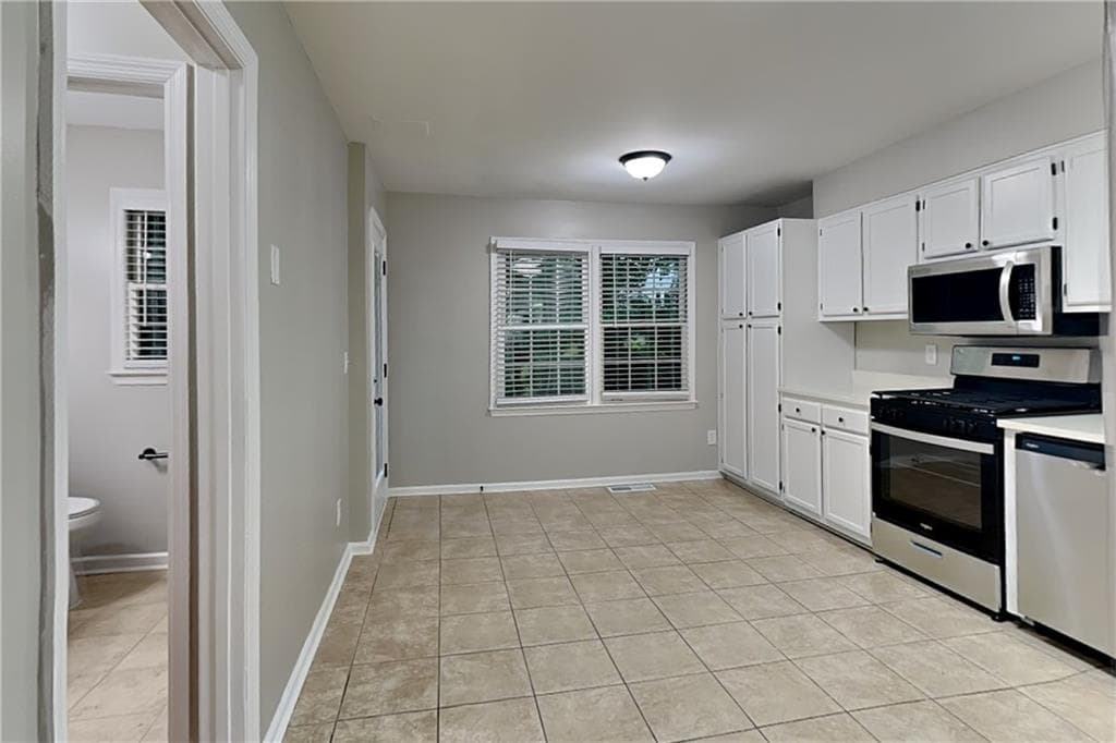 4 bedroom, 3 bathroom, 2,550 sq ft single family residence for rent at 4241 Glenforest Way, Roswell, GA 30075 for $2,650 a month — photo 6