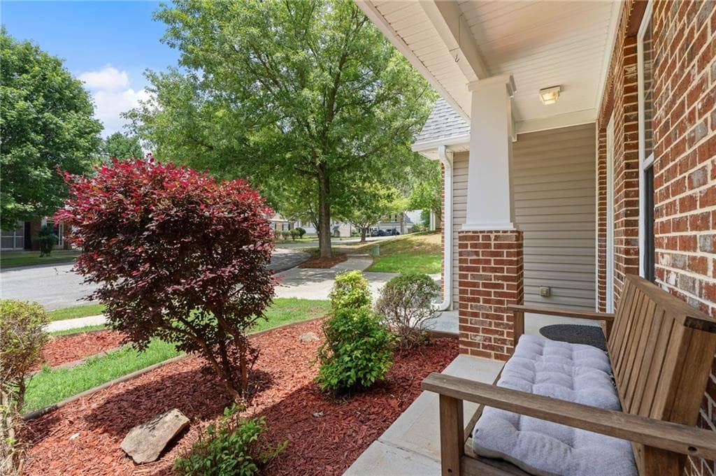 5 bedroom, 3 bathroom, 2,568 sq ft single family residence for sale at 951 Island Pointe Way, Buford, GA 30518 — photo 4