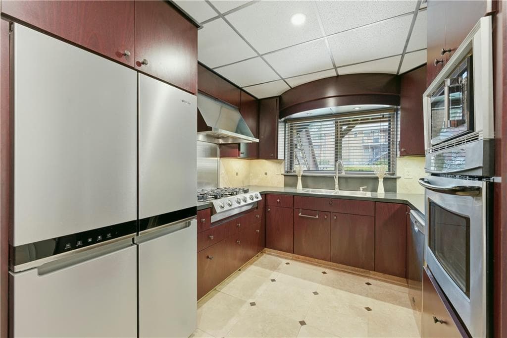 3 bedroom, 2 bathroom, 1,310 sq ft condominium for sale at 4266 Roswell Road F2, Atlanta, GA 30342 — photo 9