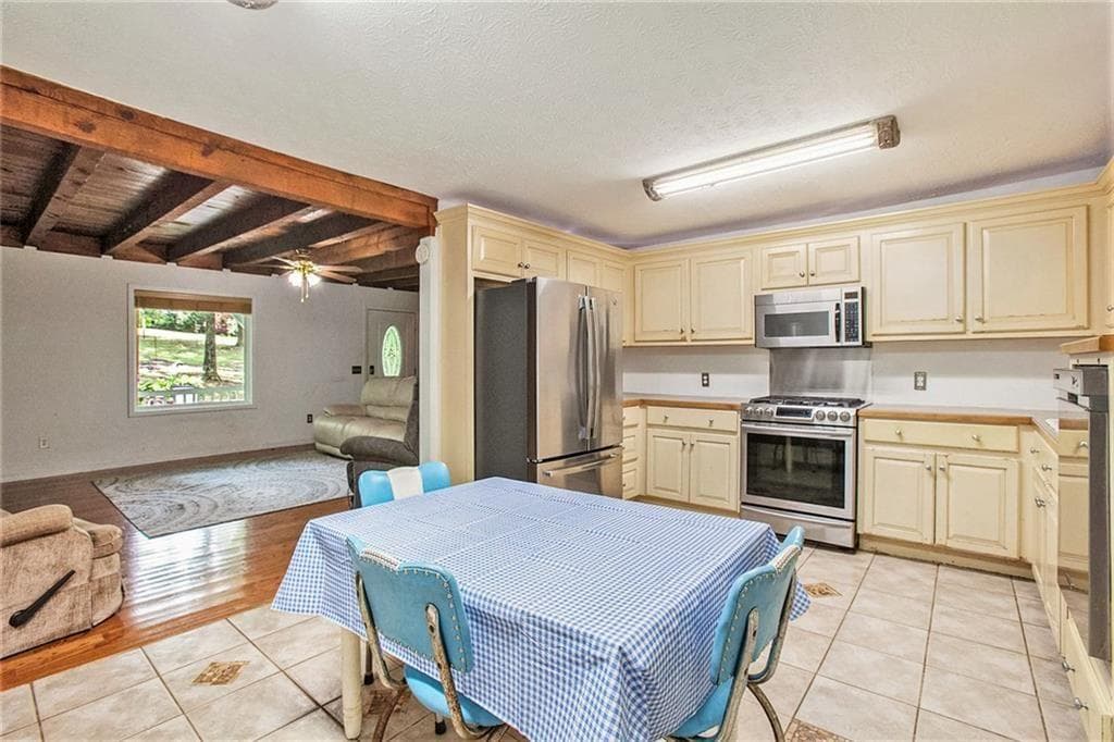 4 bedroom, 3 bathroom, 3,000 sq ft single family residence for sale at 2841 Upper Sweetwater Trail, White, GA 30184 — photo 10