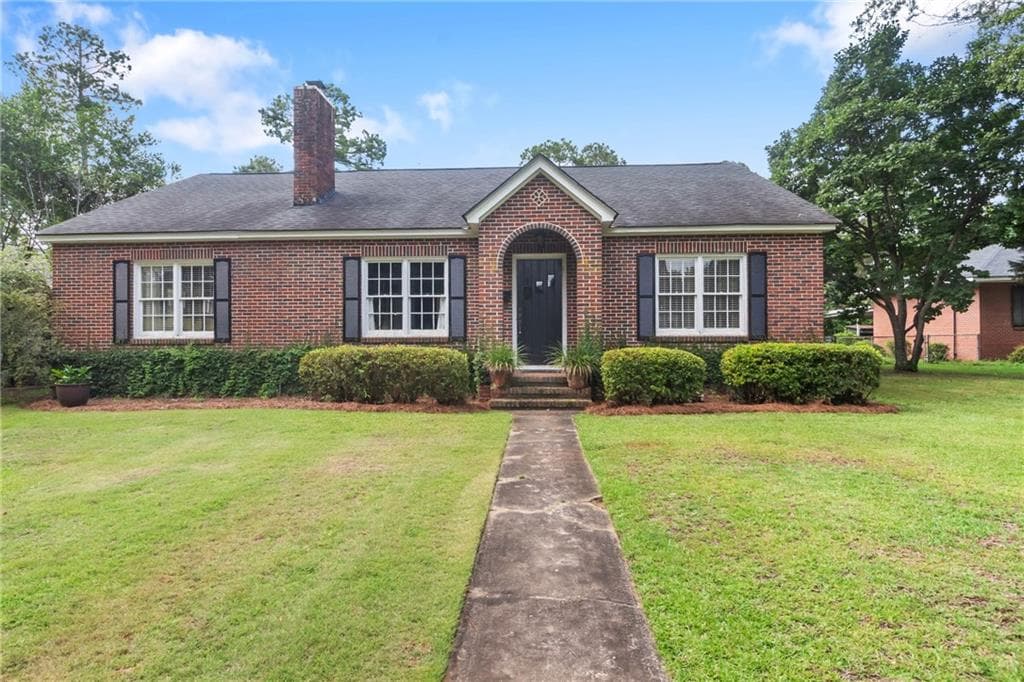 5 bedroom, 3 bathroom, 3,083 sq ft single family residence for sale at 910 6th Avenue, Albany, GA 31701 — photo 3