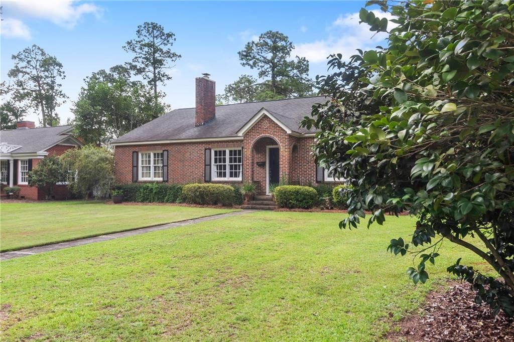5 bedroom, 3 bathroom, 3,083 sq ft single family residence for sale at 910 6th Avenue, Albany, GA 31701