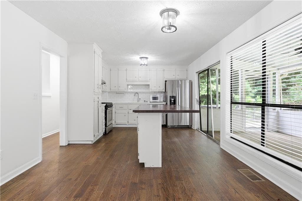 3 bedroom, 2 bathroom, 2,164 sq ft single family residence for sale at 124 Creekview Drive, Woodstock, GA 30188 — photo 10