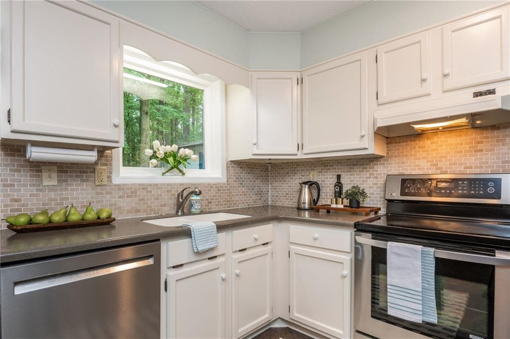 4 bedroom, 3 bathroom, 2,430 sq ft single family residence for sale at 180 Wills Lane, Alpharetta, GA 30009 — photo 9