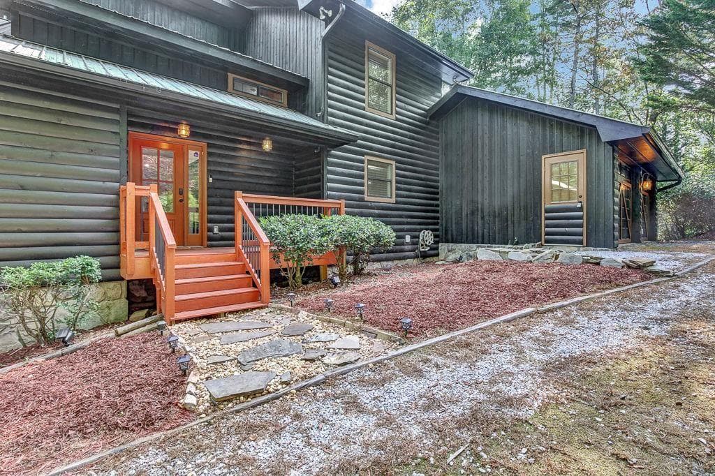 5 bedroom, 4 bathroom, 4,510 sq ft single family residence for sale at 450 Flat Creek Circle, Blue Ridge, GA 30513 — photo 2