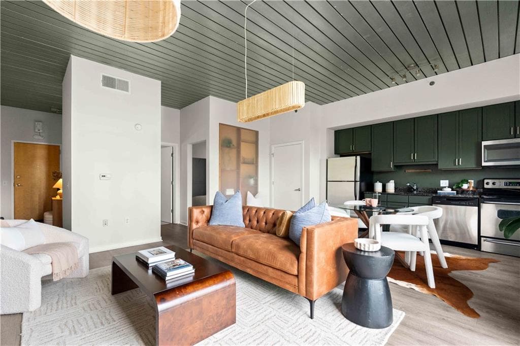 1 bedroom, 1 bathroom, 746 sq ft condominium for sale at 620 Glen Iris Drive 210, Atlanta, GA 30308 — photo 8