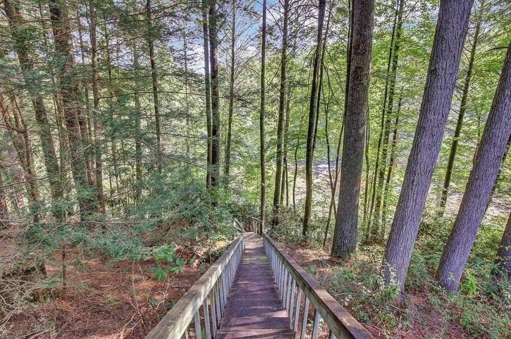 5 bedroom, 4 bathroom, 4,510 sq ft single family residence for sale at 450 Flat Creek Circle, Blue Ridge, GA 30513 — photo 9