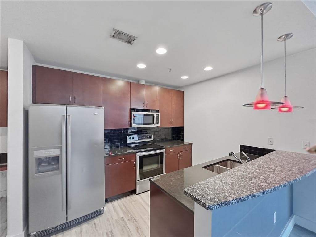 2 bedroom, 2 bathroom, 1,127 sq ft condominium under contract at 400 W Peachtree Street 804, Atlanta, GA 30308 — photo 3