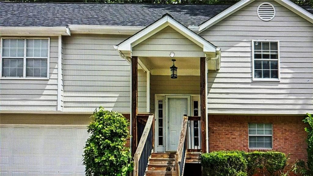3 bedroom, 2 bathroom, 1,946 sq ft single family residence for sale at 2102 Sandtree Court, Atlanta, GA 30331 — photo 2