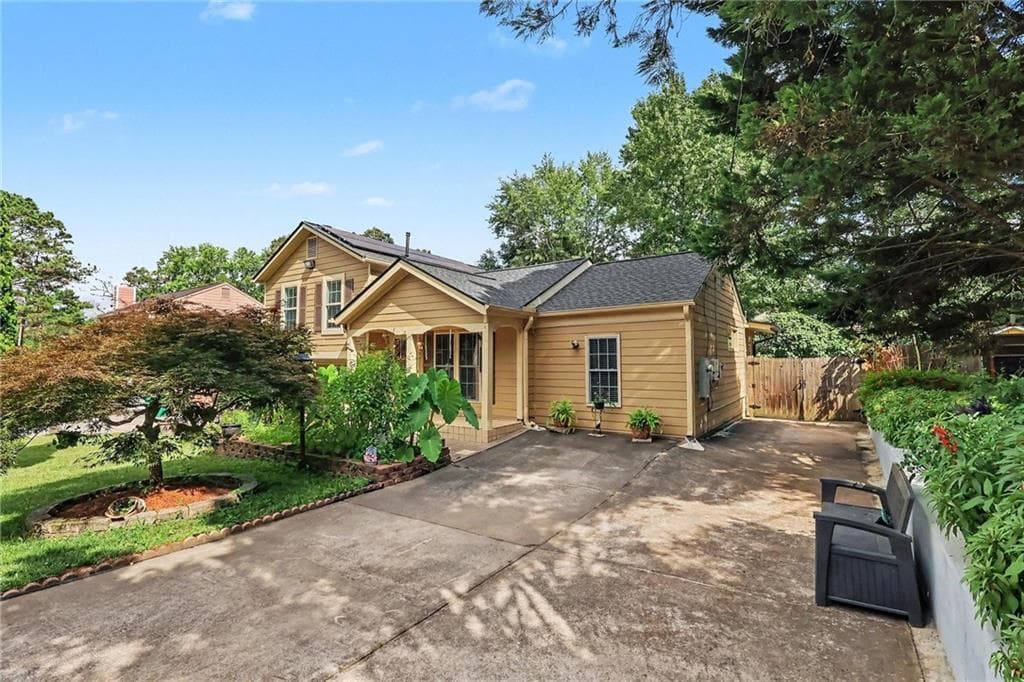3 bedroom, 2 bathroom, 1,560 sq ft single family residence for sale at 1551 Shenta Oak Drive, Norcross, GA 30093 — photo 2