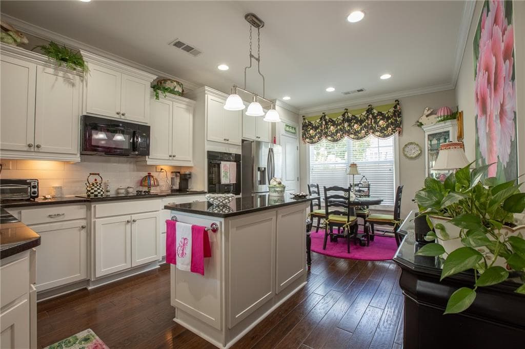 3 bedroom, 2 bathroom, 1,923 sq ft single family residence under contract at 3552 Cresswind Parkway, Gainesville, GA 30504 — photo 3