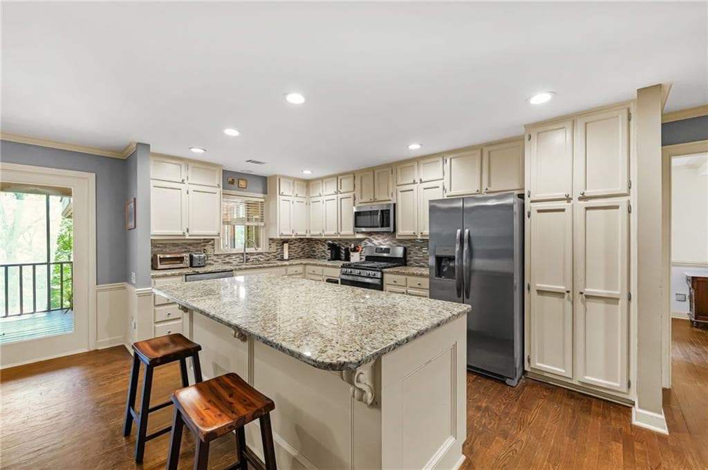 5 bedroom, 5 bathroom, 4,130 sq ft single family residence under contract at 160 Fairway Ridge Drive, Johns Creek, GA 30022 — photo 6