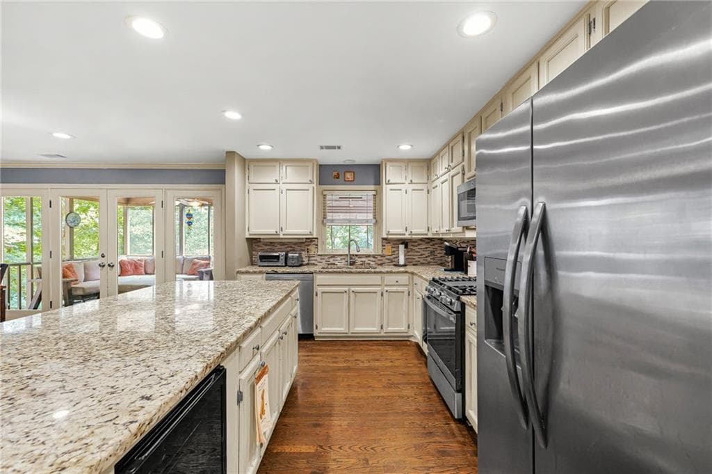 5 bedroom, 5 bathroom, 4,130 sq ft single family residence under contract at 160 Fairway Ridge Drive, Johns Creek, GA 30022 — photo 8