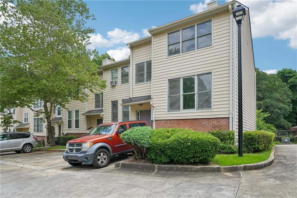 3 bedroom, 3 bathroom, 2,046 sq ft condominium under contract at 19 Belmonte Court, Atlanta, GA 30311 — photo 5