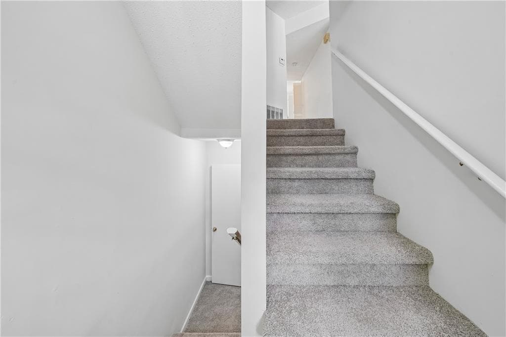 3 bedroom, 3 bathroom, 2,046 sq ft condominium under contract at 19 Belmonte Court, Atlanta, GA 30311 — photo 6