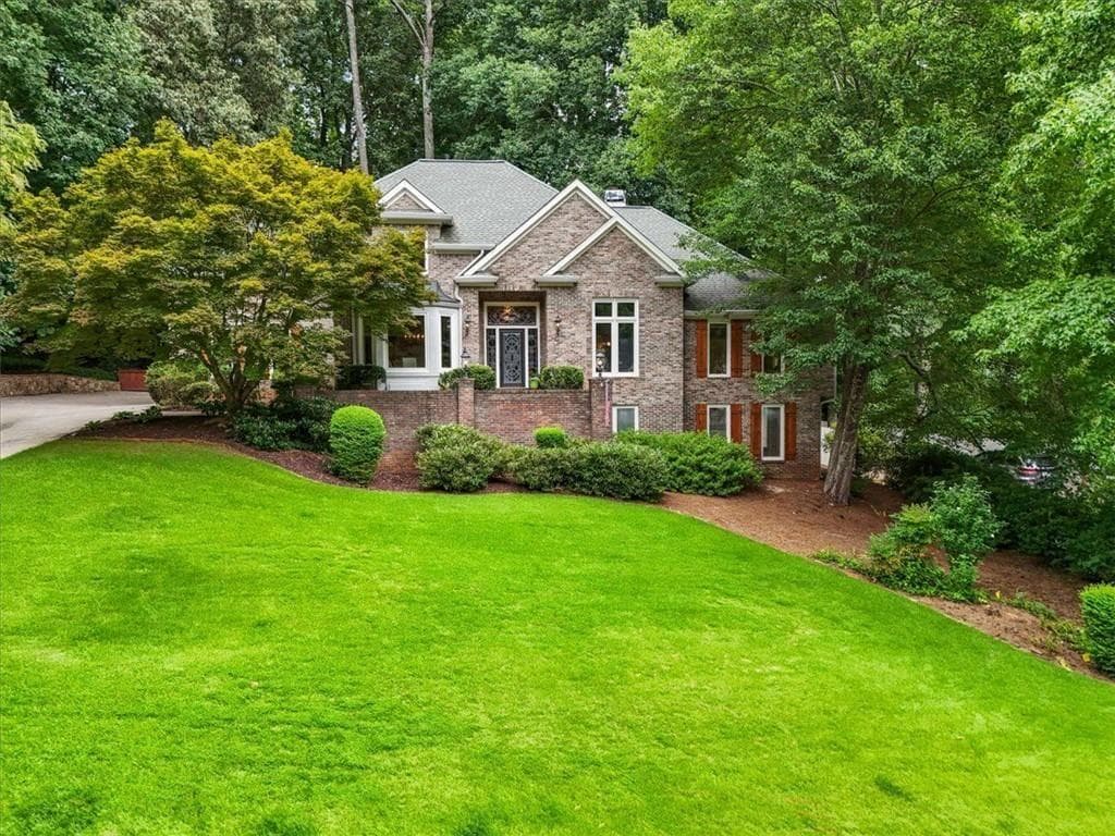 4 bedroom, 5 bathroom, 6,152 sq ft single family residence for sale at 2919 Mountain Trace, Roswell, GA 30075 — photo 2