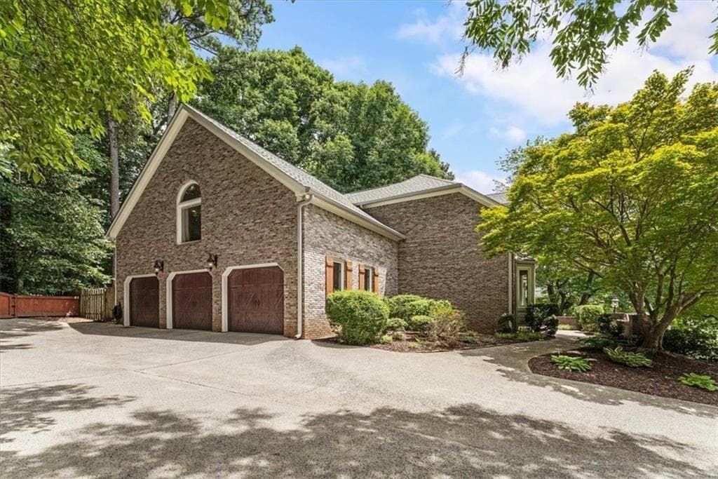 4 bedroom, 5 bathroom, 6,152 sq ft single family residence for sale at 2919 Mountain Trace, Roswell, GA 30075 — photo 3