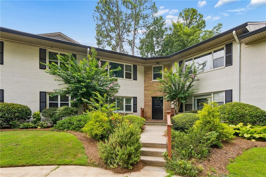 1 bedroom, 1 bathroom, 810 sq ft condominium for sale at 2477 N Decatur Road B2, Decatur, GA 30033 — photo 1 of 28