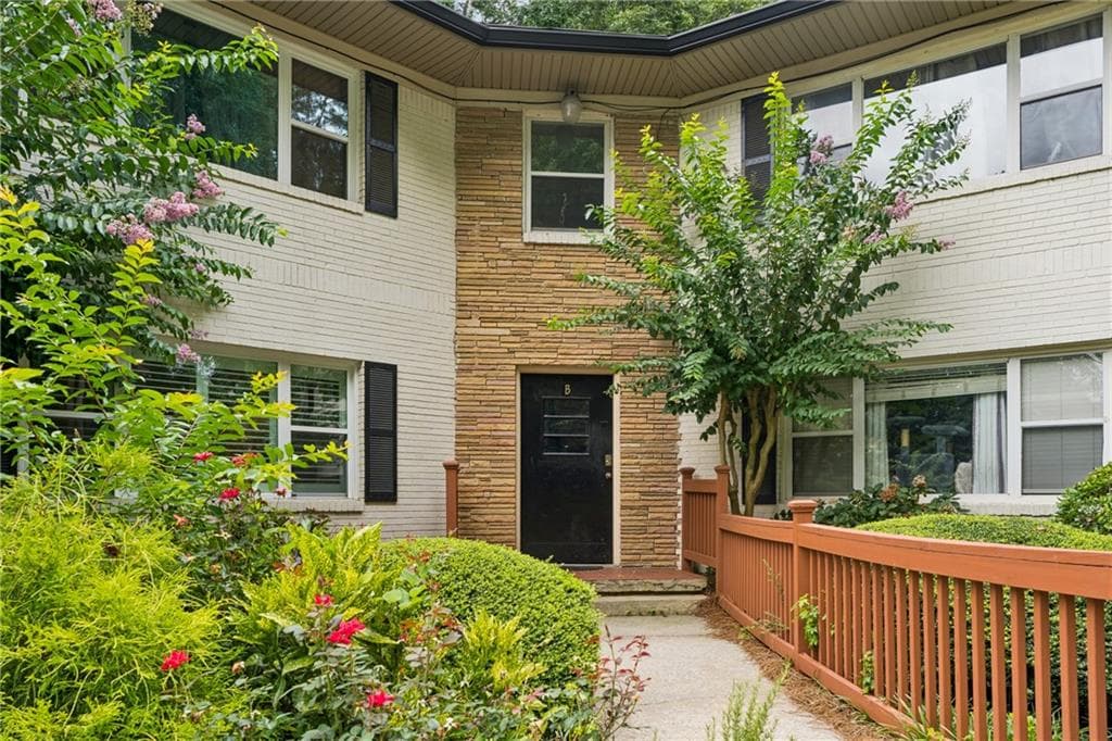 1 bedroom, 1 bathroom, 810 sq ft condominium for sale at 2477 N Decatur Road B2, Decatur, GA 30033 — photo 2