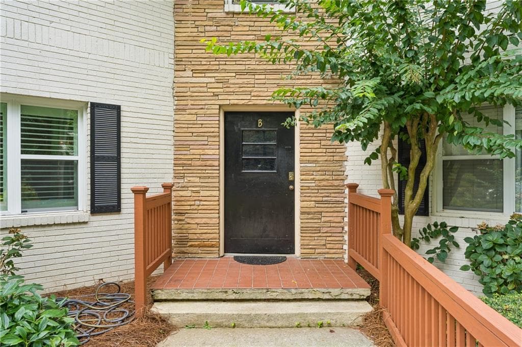 1 bedroom, 1 bathroom, 810 sq ft condominium for sale at 2477 N Decatur Road B2, Decatur, GA 30033 — photo 3