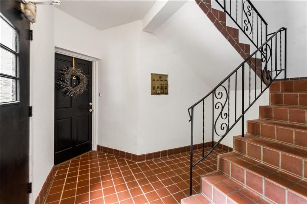1 bedroom, 1 bathroom, 810 sq ft condominium for sale at 2477 N Decatur Road B2, Decatur, GA 30033 — photo 4