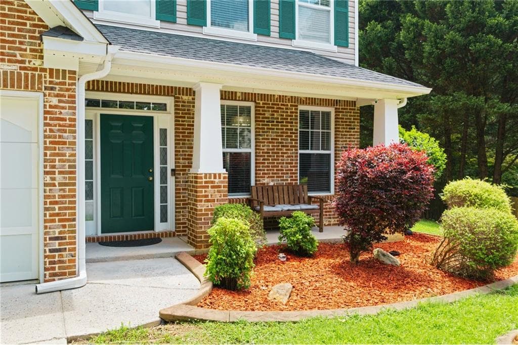 5 bedroom, 3 bathroom, 2,568 sq ft single family residence for sale at 951 Island Pointe Way, Buford, GA 30518 — photo 3