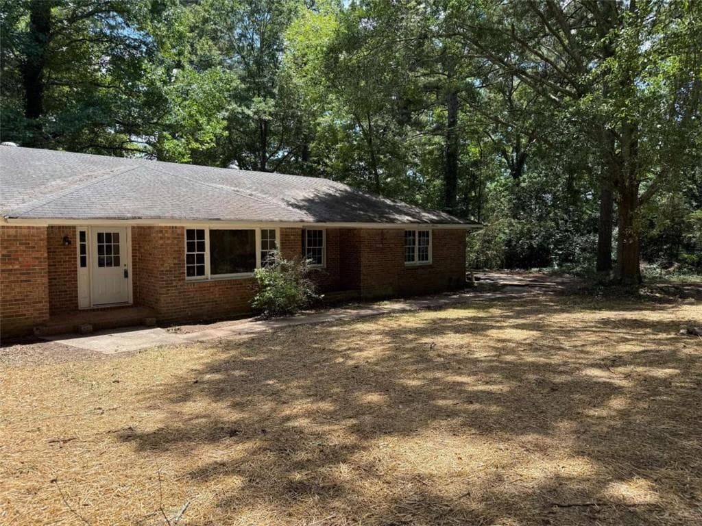 4 bedroom, 2 bathroom, 1,922 sq ft single family residence under contract at 203 Oglesby Bridge Road, Conyers, GA 30094 — photo 2