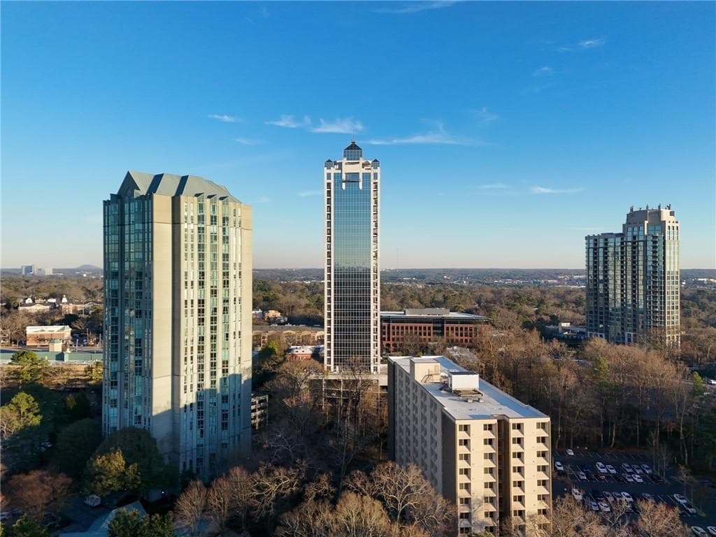 1 bedroom, 1 bathroom, 807 sq ft condominium for sale at 2870 Pharr Court South 2809, Atlanta, GA 30305 — photo 3