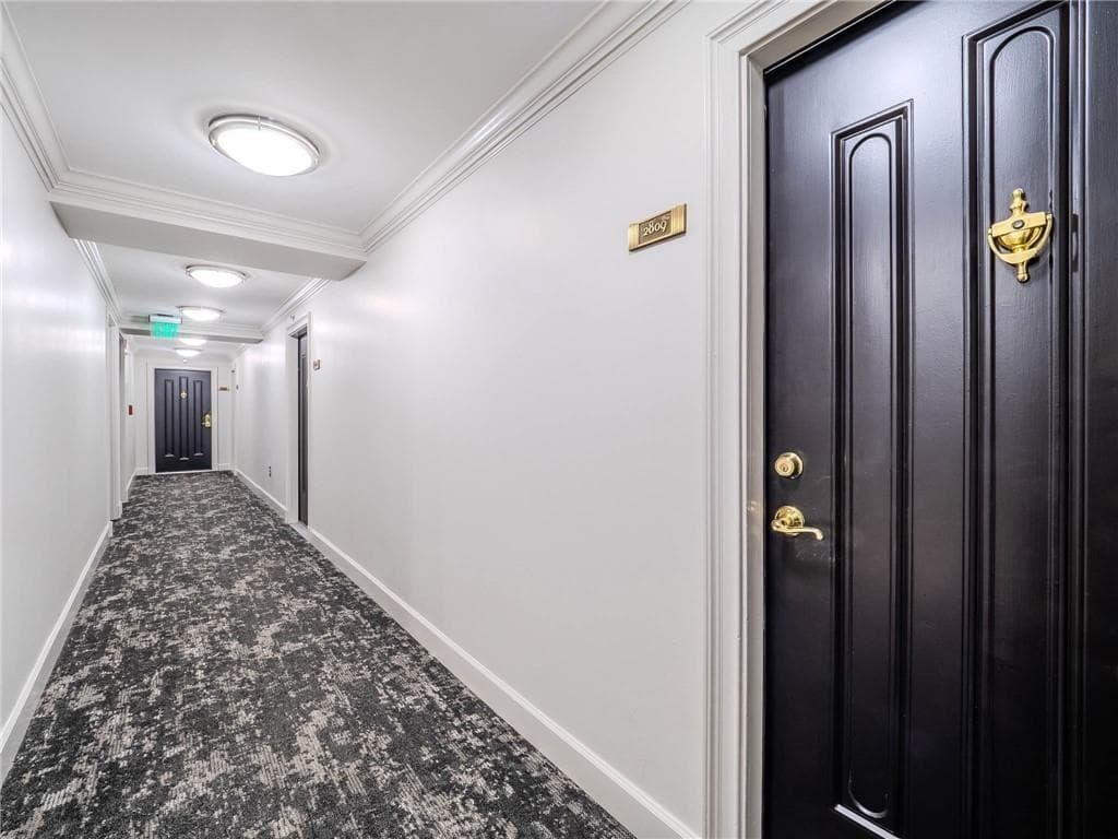 1 bedroom, 1 bathroom, 807 sq ft condominium for sale at 2870 Pharr Court South 2809, Atlanta, GA 30305 — photo 7