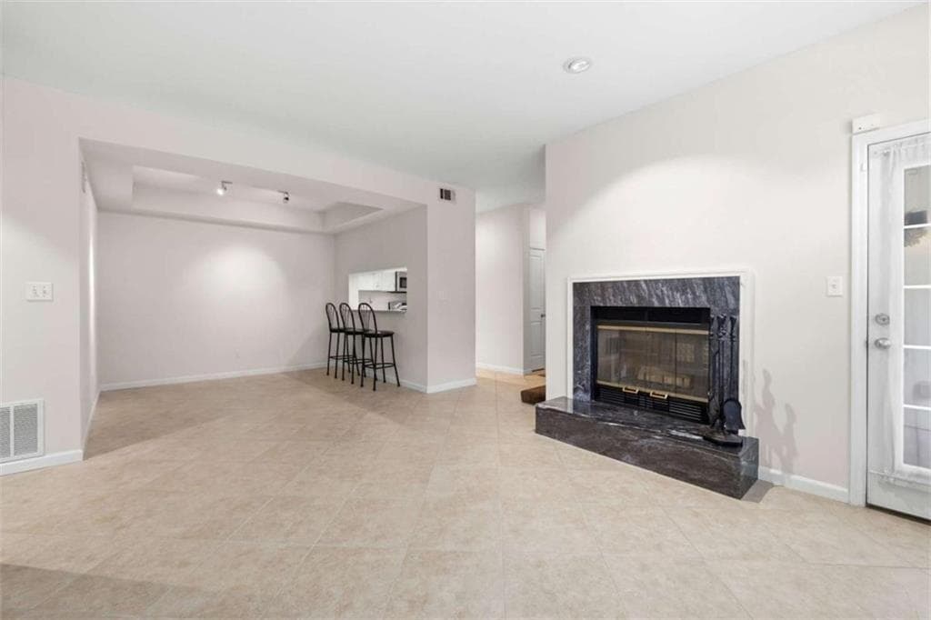 1 bedroom, 1 bathroom, 873 sq ft condominium for sale at 240 Renaissance Parkway 211, Atlanta, GA 30308 — photo 3
