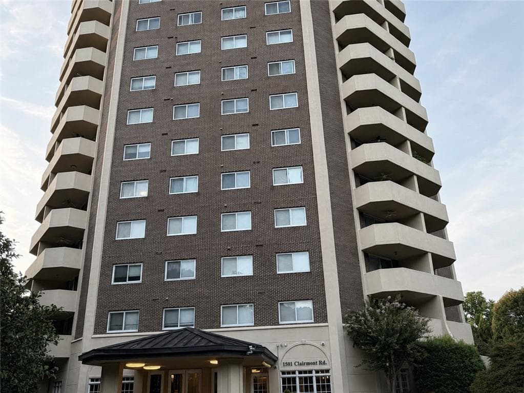 2 bedroom, 2 bathroom, 1,160 sq ft condominium for sale at 1501 Clairmont Road 928, Decatur, GA 30033 — photo 1 of 26