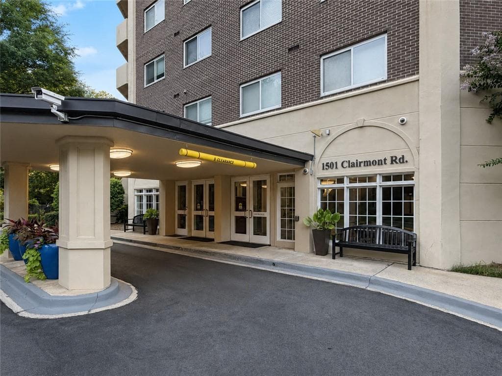2 bedroom, 2 bathroom, 1,160 sq ft condominium for sale at 1501 Clairmont Road 928, Decatur, GA 30033 — photo 2