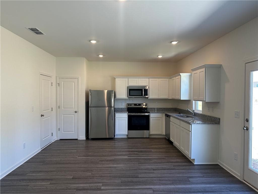 4 bedroom, 3 bathroom, 1,801 sq ft single family residence under contract at 130 Heartland Drive, Dallas, GA 30157 — photo 4