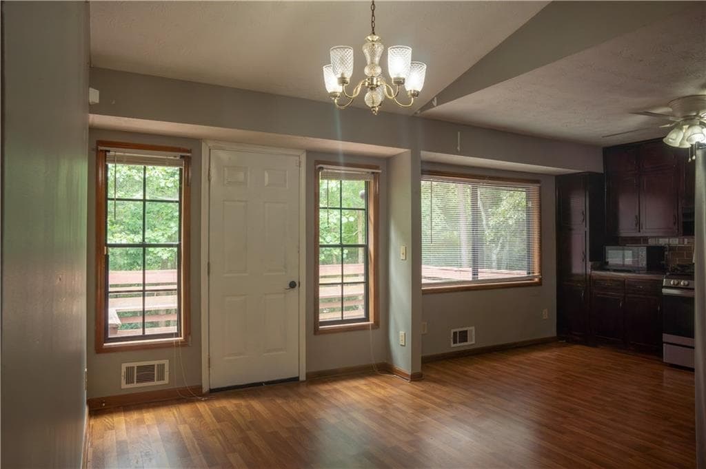 3 bedroom, 2 bathroom, 1,245 sq ft single family residence under contract at 381 Windsor Walk, Conyers, GA 30094 — photo 3