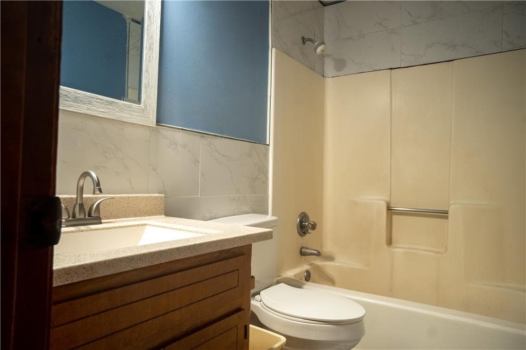 3 bedroom, 2 bathroom, 1,245 sq ft single family residence under contract at 381 Windsor Walk, Conyers, GA 30094 — photo 7