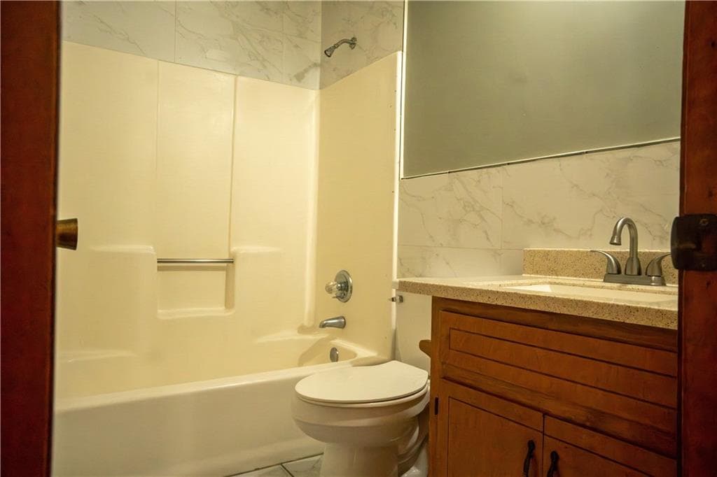 3 bedroom, 2 bathroom, 1,245 sq ft single family residence under contract at 381 Windsor Walk, Conyers, GA 30094 — photo 10